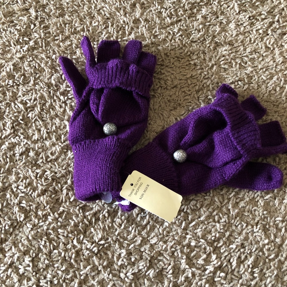 Von Maur Brand gloves/mittens
